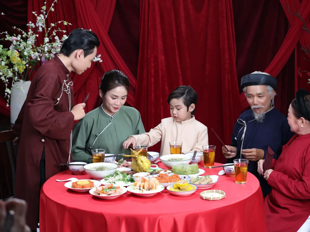 Gia đình quây quần bên bữa cơm