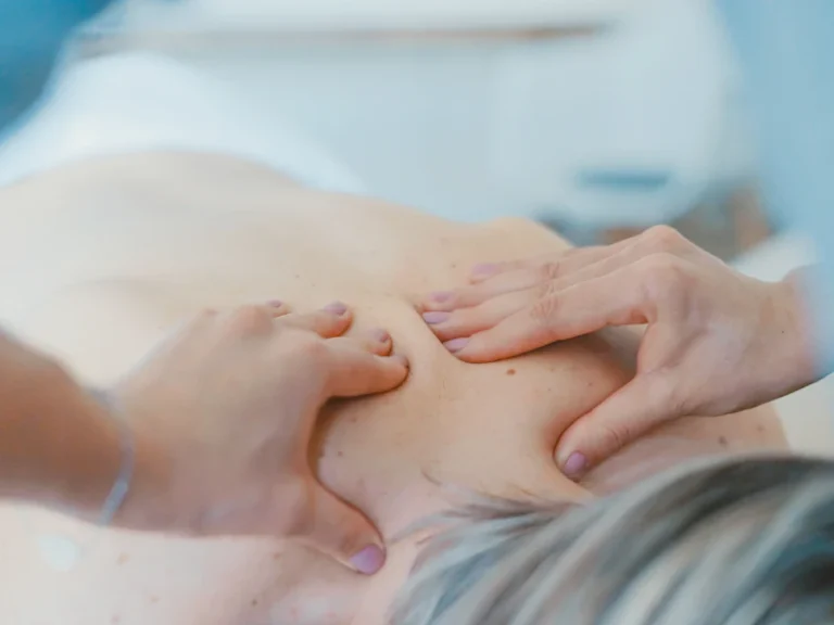 Trị liệu vùng vai lưng cho người bị đau lưng
